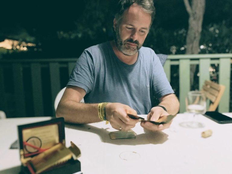 Roland teilt am Abend mit dem vergoldeten Bronko-Donko-Deck Karten aus, Campingplatz bei Livorno